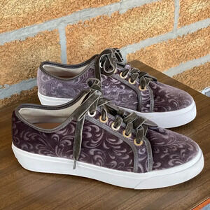 Alma en pena sneakers size 9